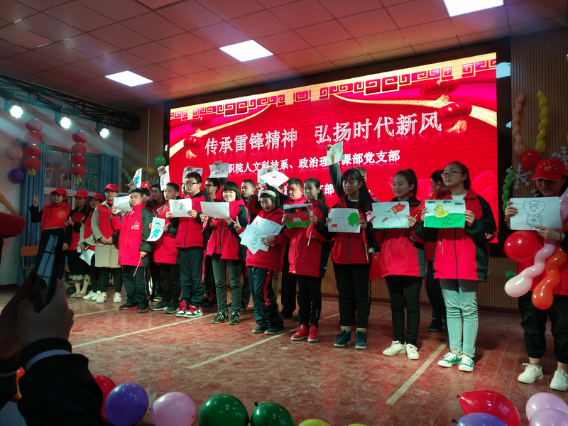 1553653435057080470.jpg 孩子们的绘画作品展示.jpg