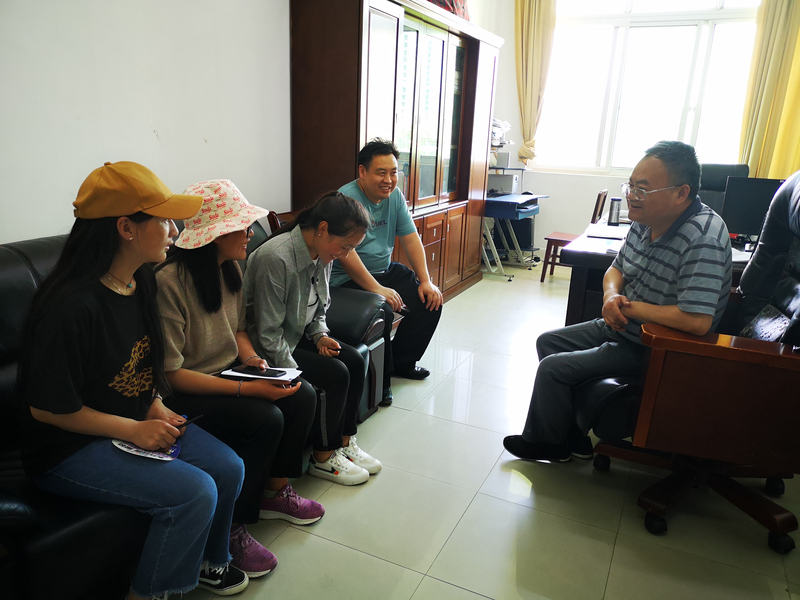 1559783926025023789.jpg 罗向东副院长亲切关怀毕业生.jpg