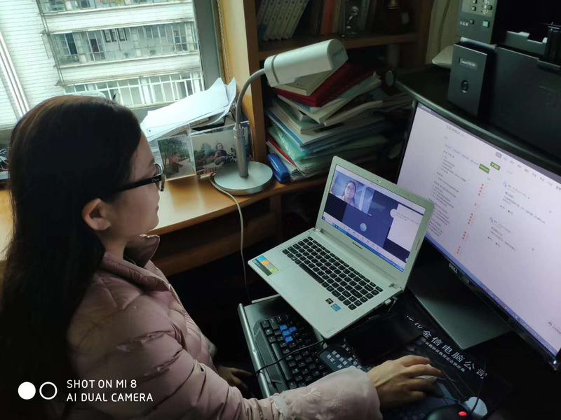 1583202287640040268.jpg 思政教师电脑、笔记本、手机齐上阵,为线上教学护航.jpg