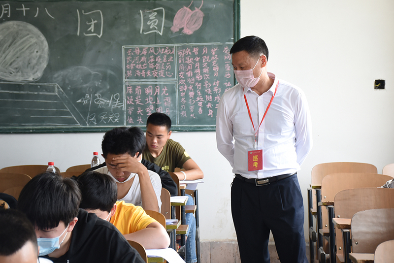1590368904968013711.jpg 王聪田院长巡视考场.jpg