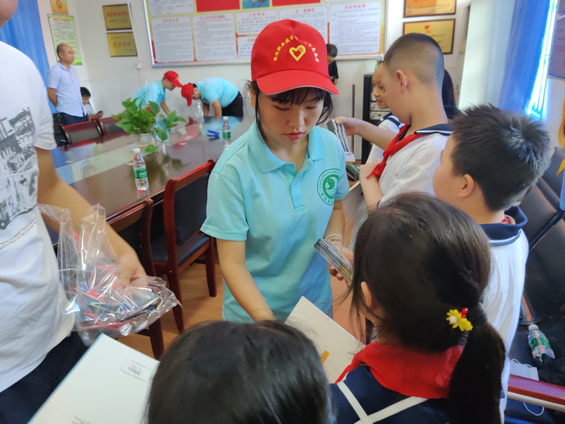 1595229686428082148.jpg 志愿者赠送生活物资.jpg