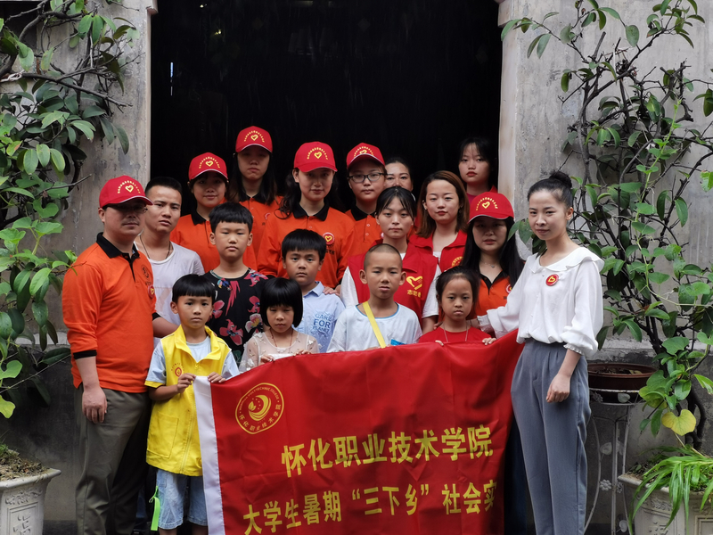 1595673011470042964.jpg 图为商贸管理系志愿者、“中国青年五四奖章”获得者罗小小和留守小朋友一起合影.jpg