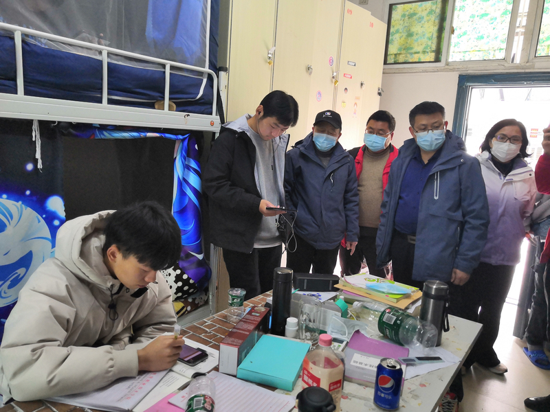 1648215907313077971.jpg 校领导视察学生线上学习情况.jpg