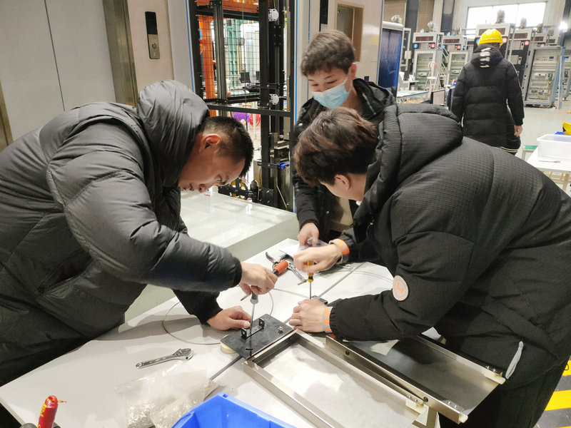 1676729220317020555.jpg 4、参赛学生在对机械设备进行装调.jpg