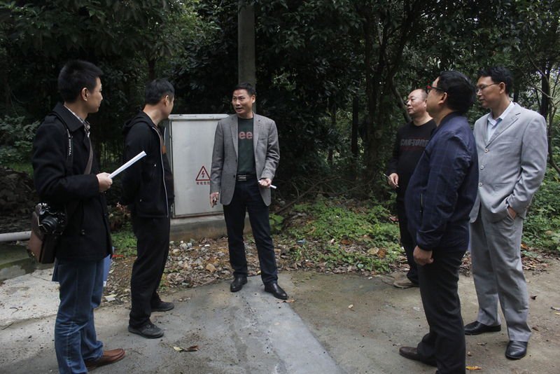 1508236067663008483.jpg 检查完实训工厂后的高压电箱后,王院长对安全事宜进行强调.jpg